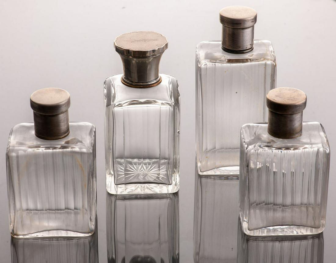 Set consisting of 4 flasks of toilet: 1 / A pair of the firm Keller Paris, guarantee Minerve, height 10 cm. Good condition.2 / A bottle of the firm Keller, guarantee Minerve, height 10 cm, a hole in the crystal.3 / A bottle guarantee 800,