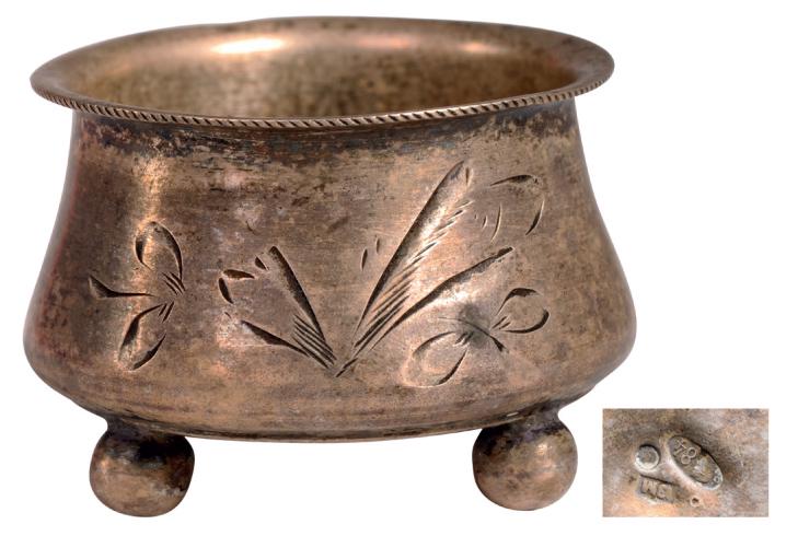 Small silver salt- cellar (salt or spices): 3 feet in balls, form of caldron, floral frieze all around, 2 cm high, weight 12 g, "84" standard guarantee, kokoshnik mark probably Kiev, Artel mark "13M".