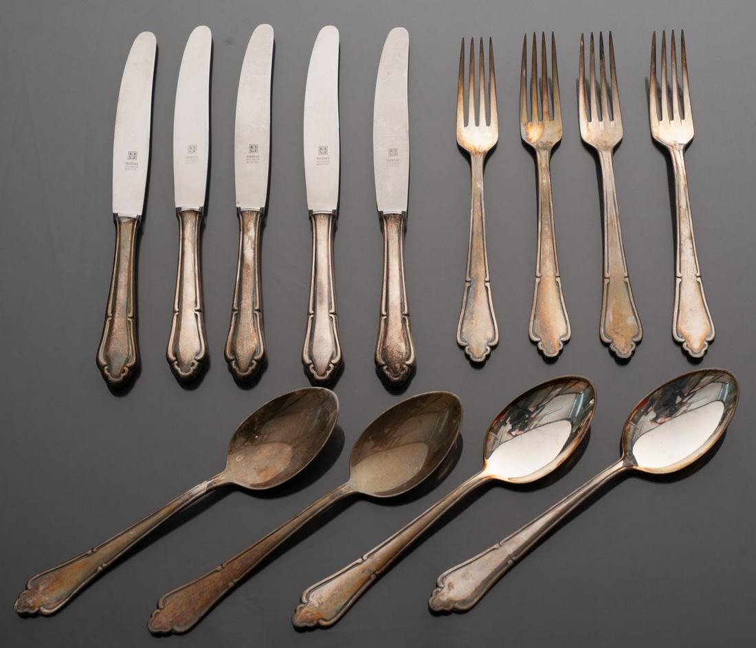 Cutlery set: Set in metal, part of service composed of 4 forks, 4 spoons and 5 knives, model with spatula tip in clover. Circa 1940, Germany, work of the firm Wirths (Solingen). Nice condition.