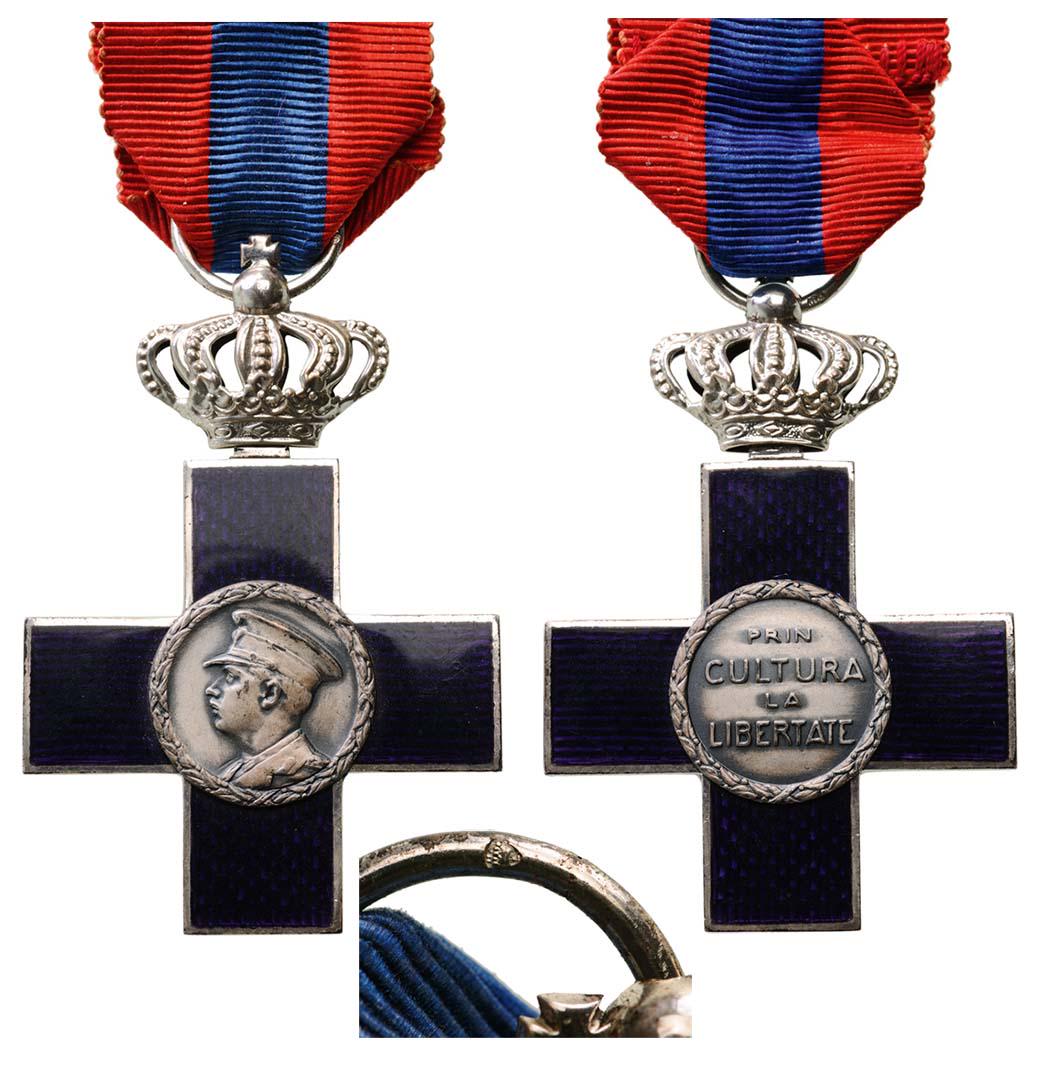 Order of Cultural Merit (1931): Knight`s Badge 1st Class, 1st Model, 60x40 mm in Silver, hallmarked "IR, ARG, crown", maker`s mark "HW (Heinrich Weiss)", on obverse the portrait of King Carol II, on reverse the order`s legend "Prin 