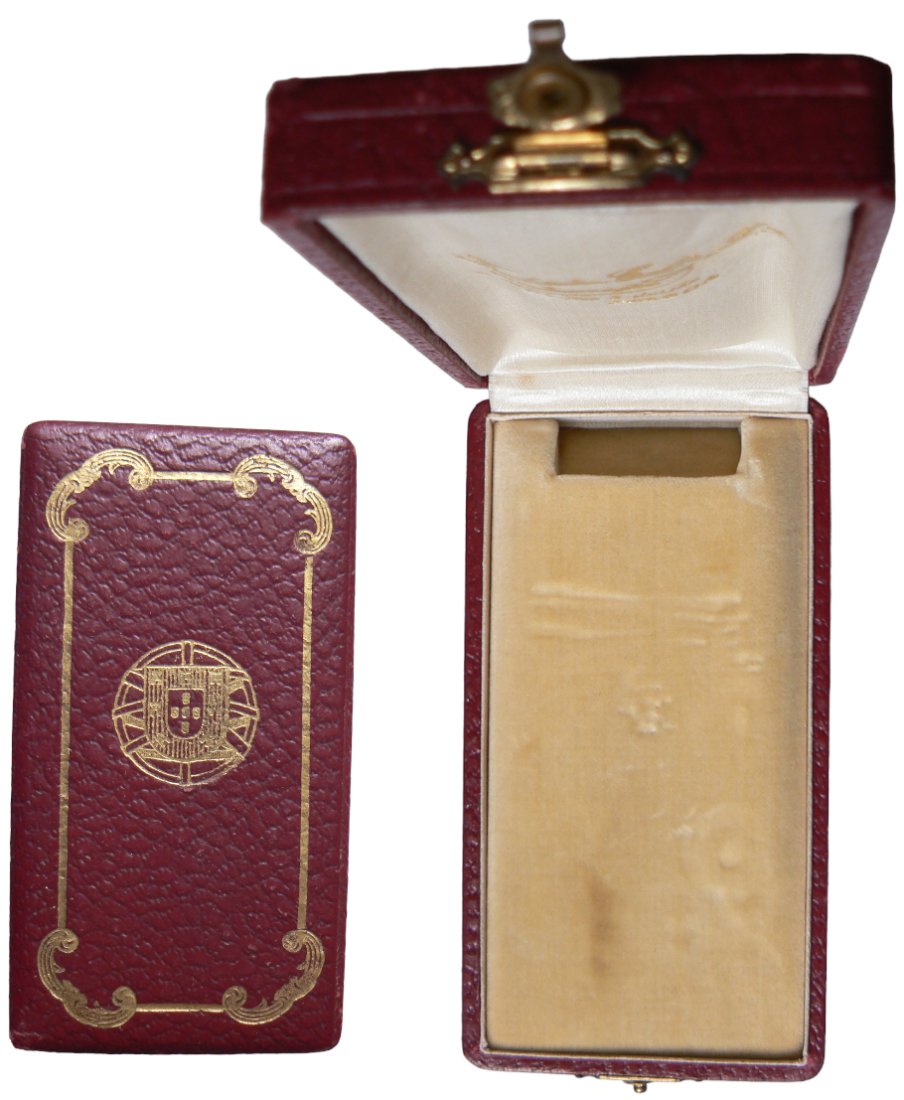 Case of Issue: Box, 119x63 mm., made be Federico Costa, with gilt weapon on the lid. Superb! I