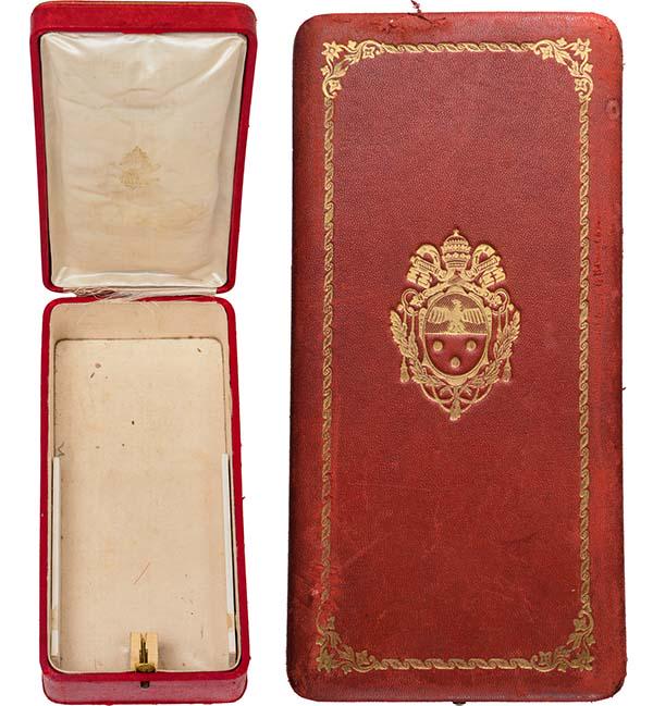 ORDER OF SAINT SYLVESTER: Grand Cross Set Case of Issue. Original case of issue by "Tanfani-Bertarelli - Roma", with gilt weapon on the lid, inner fitting missing. Very fine condition. II-