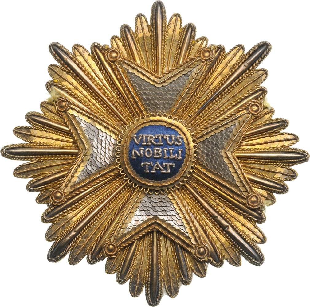 Order of the Lion of Netherlands: An early, embroidered Grand Cross Breast Star, 98 mm, the rays made of gilt sheet-silver and sequines, superimposed by the Order`s cross made of silver sequines bordered of gilt bullion embroidery, se