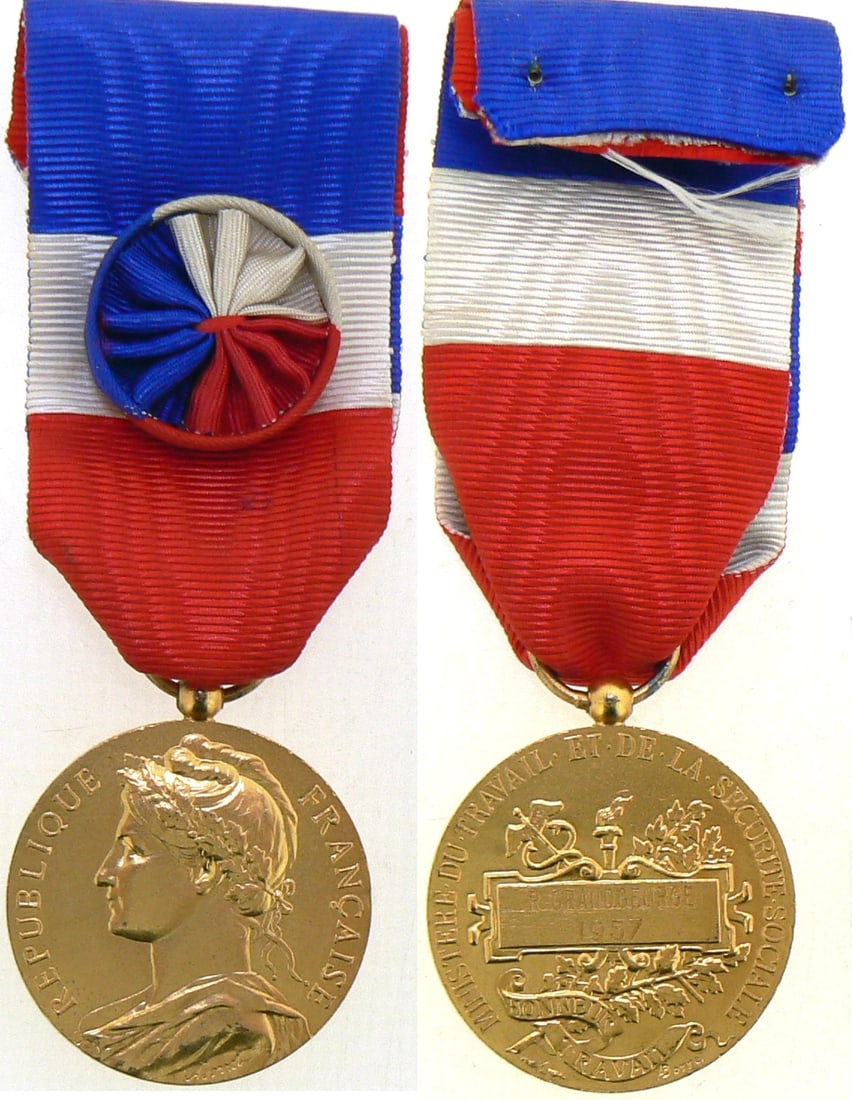 Labour Medal, Social Affairs Ministry: Silver gilt Class, named. Breast Badge, 27 mm, gilt Silver, signed by Borrel, original suspension loop and ribbon with rosette. I