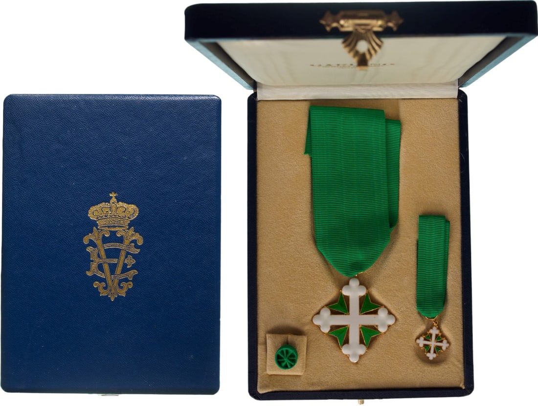 ORDER OF SAINT MAURICE AND LAZARUS: Knight`s Cross. Breast Badge, GOLD, 40 mm, hallmarked, both sides enameled, original suspension ring and ribbon , together with miniature in gold and lapel hole rosette, in original case of issue with