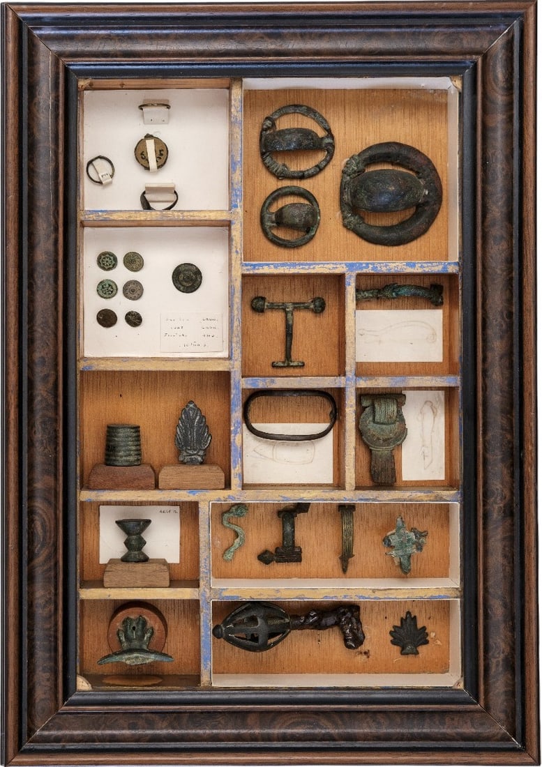 ROMAN KEYS, RINGS, FIBULAS, BELT BUCKLES, BUTTONS, ORNAMENTAL OBJECTS (1 of 1)