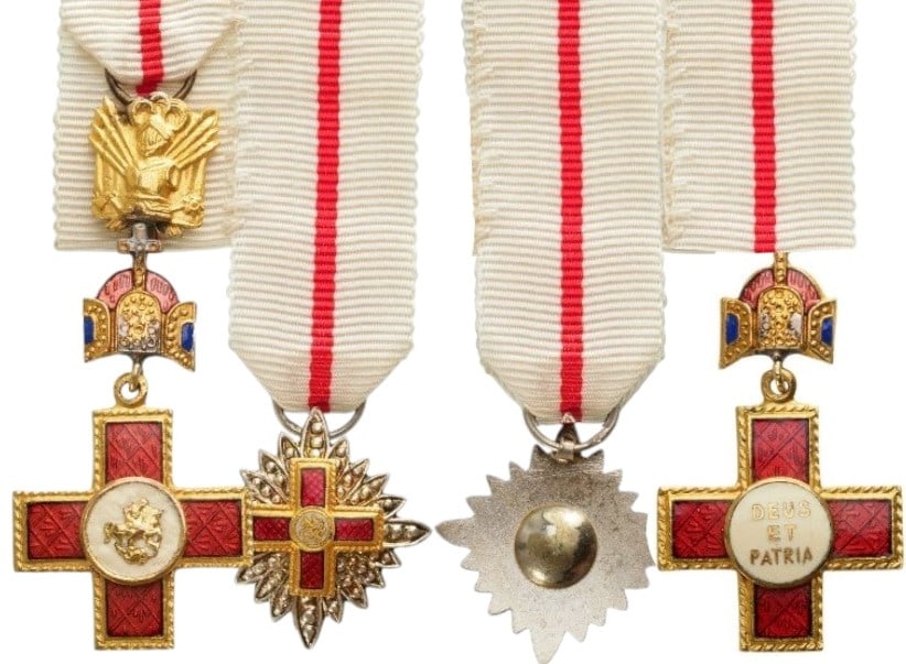 Kärnten "Saint George" Association, instituted in 1493: Grand Officer's Set Miniatures. Breast Badge, 42x18 mm, gilt Bronze, both sides enameled, original suspension trophee, crown, ring and ribbon. Breast Star, 16 mm, gilt and silvered, superimposed part 
