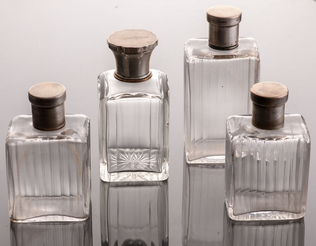 Set consisting of 4 flasks of toilet: 1 / A pair of the firm Keller Paris, guarantee Minerve, height 10 cm. Good condition.2 / A bottle of the firm Keller, guarantee Minerve, height 10 cm, a hole in the crystal.3 / A bottle guarantee 800,