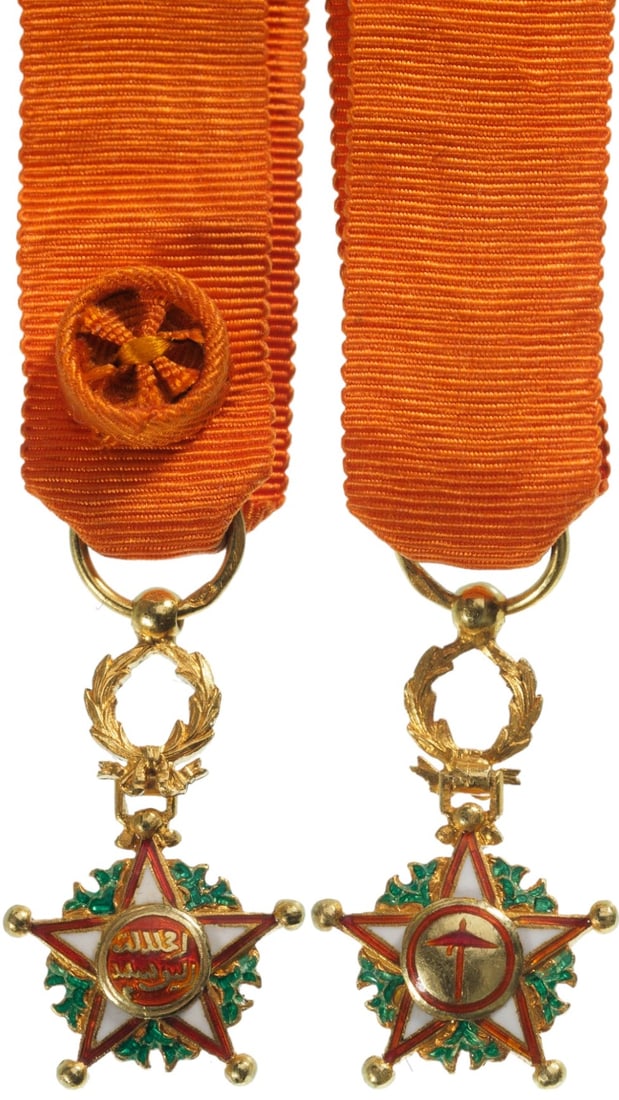 ORDER OF THE OUISSAM ALAOUITE: Officer's Cross, 4th Class, instituted in 1913. Breast Badge, 21x13 mm, GOLD, both sides enameled, multipart construction, original suspension, ring and ribbon with rosette. Very rare in gold! I R!