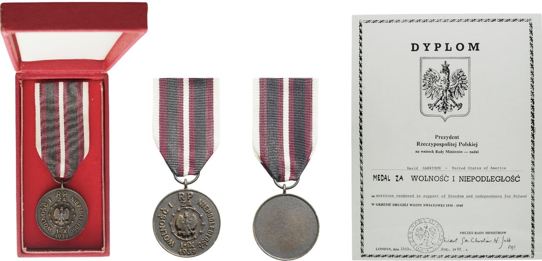 Medal of Freedom and Independence, instituted in 1985: Breast Badge, 42x35 mm, Bronze, original suspension ring and ribbon, in case of issue, together with awarding document dated 1988, to an American citizen and famous collector. Interesting set in perfe