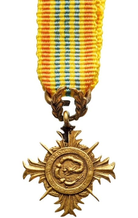 Honor Medal of Merit for Army, 1st Class, instituted in 1953: Breast Badge, 25x19 mm., gilt Bronze, original suspension wreath and ribbon. A scarce miniature, in mint condition! I R!