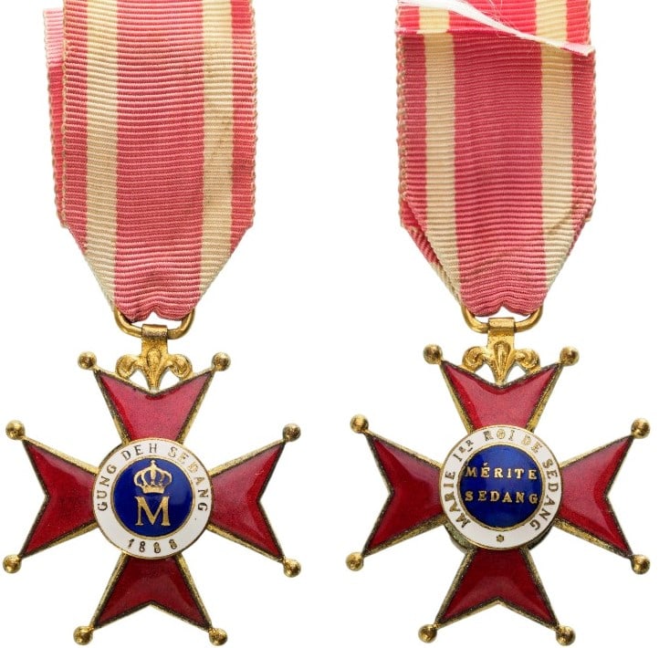ORDER OF MERIT OF SEDANG, instituted in 1888: Knight's Cross, 5th Class. Breast Badge, 40x39 mm., gilt Bronze, original suspension ring and ribbon. A rare and beautiful order, in extremely fine condition! I R!