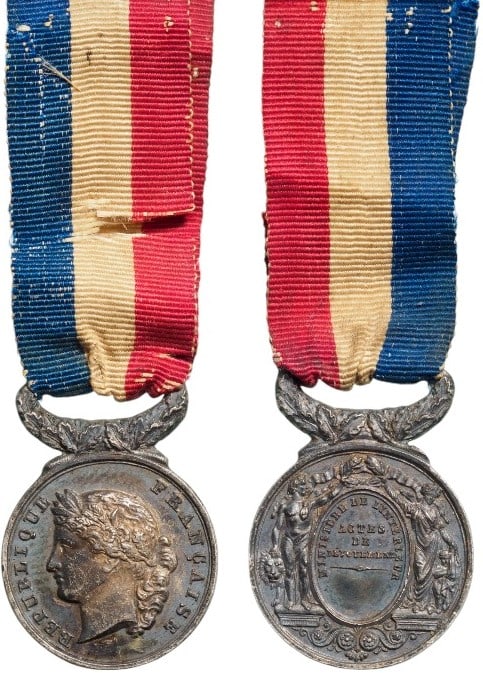 Actes of Dedication Miniature, Napoleon III: Breast Badge, 23x16 mm, Silver, original suspension device and ribbon. Scarce! II R!