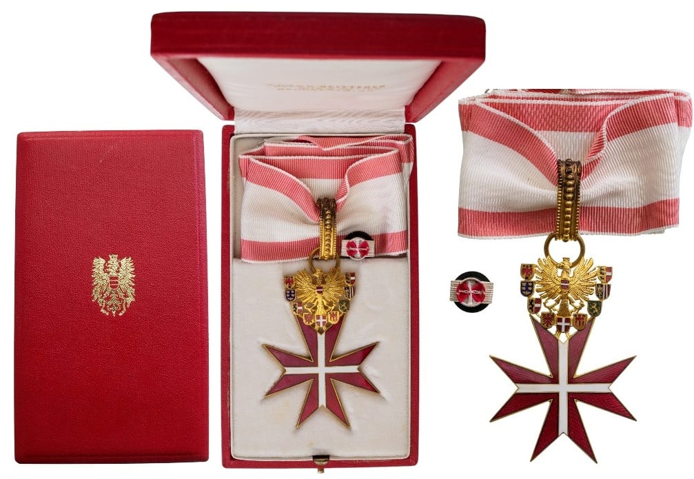 DISTINCTION OF HONOR FOR MERIT TO THE REPUBLIC: Commander's Cross, 6th Class. Neck Badge, 69x49 mm., gilt Bronze, one side enameled, original suspension trophee, ring and ribbon, in case of issue with gilt weapon on the lid by "Anton Reitterer - Wi