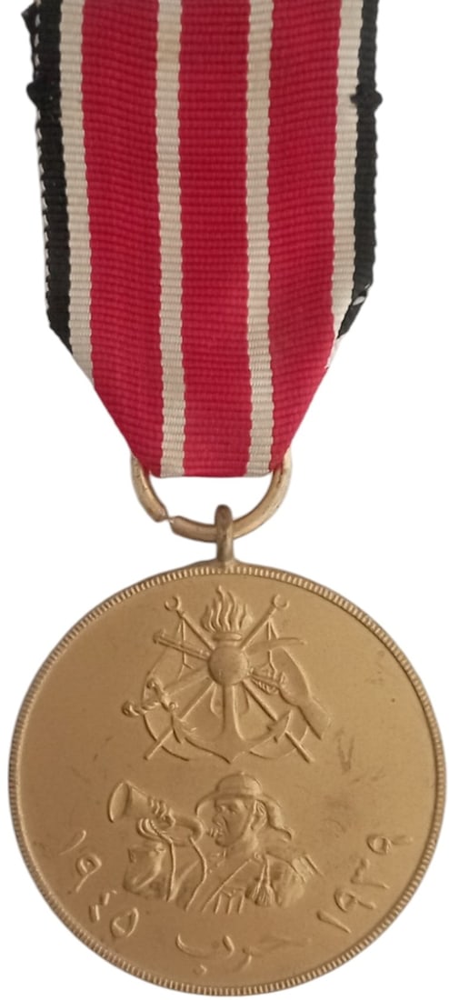 Medal For The 2nd War 1939-1945: Breast Badge, 45x40 mm, gilt Metal, original suspension ring and ribbon with suspension pin. Extremely fine! I