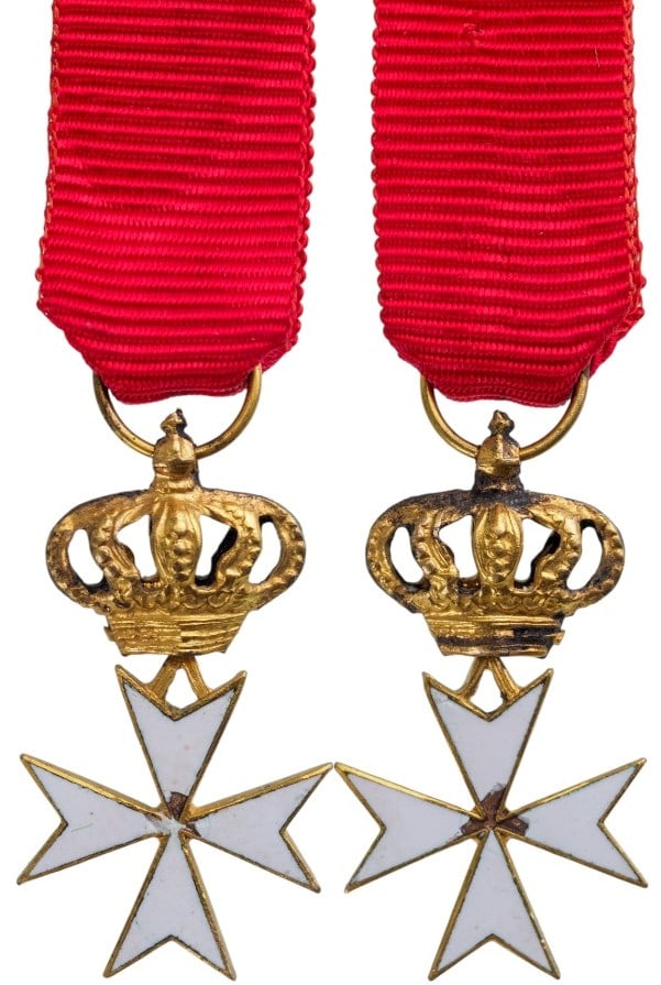 ORDER OF MALTA: Knight's Cross Miniature, instituted in 1113. Breast Badge, 27x14 mm,, gilt Bronze, both sides enameled (some damages), original suspension ring and ribbon. Very attractive badge! IIA rare and importa