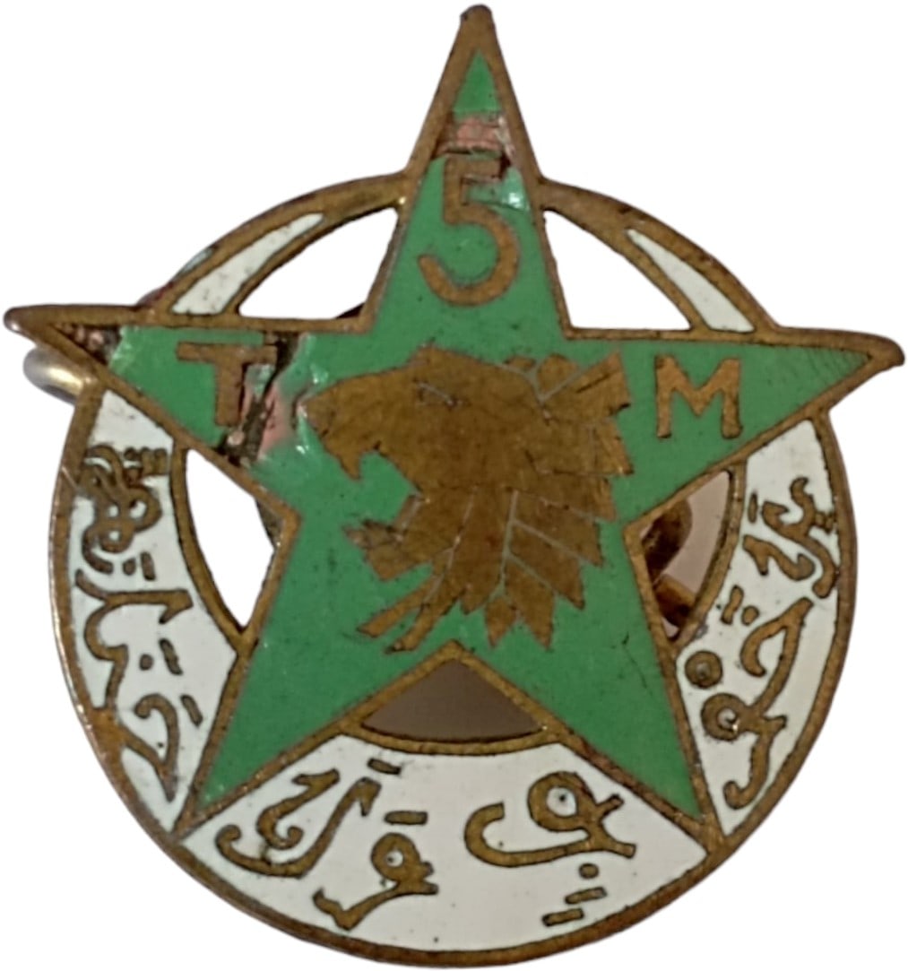 Badge of the 5th Rifle Regiment: Breast Badge Miniature, 24x22 mm, gilt metlal, obverse enameled, horizontal pin on the back. Rare and superb! II- R!