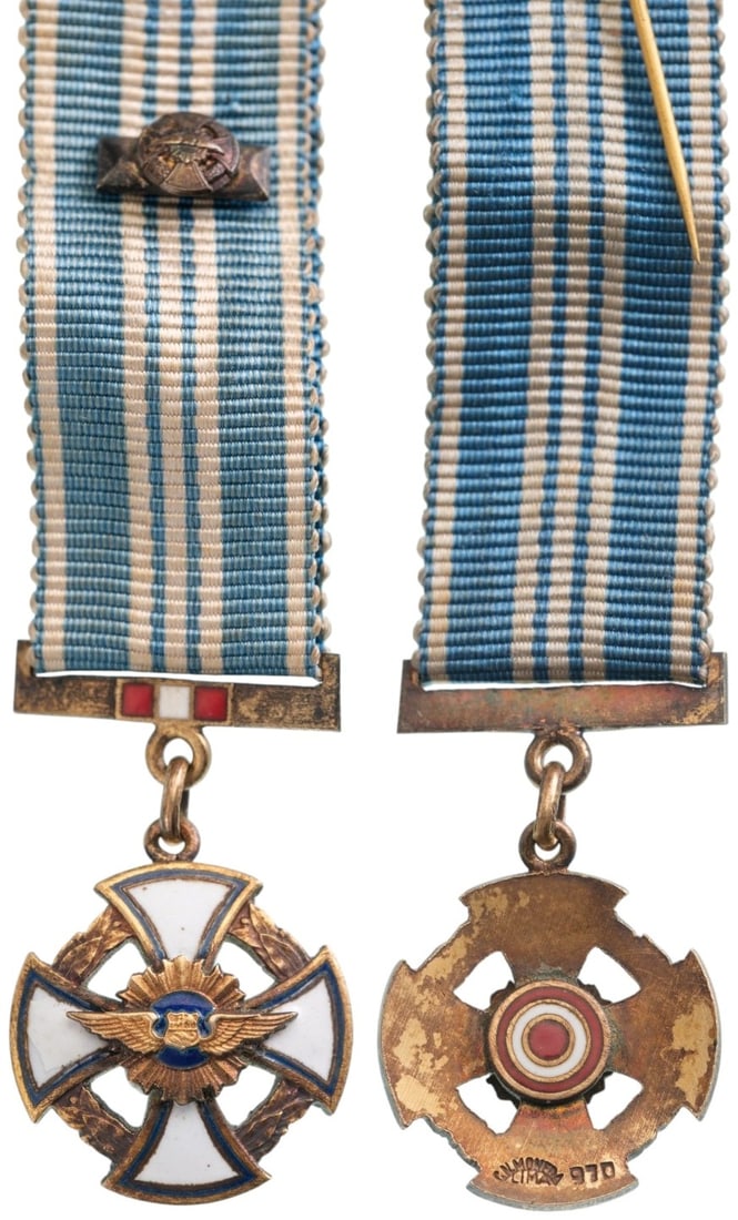 ORDER OF AERONAUTICAL MERIT: Commander's Cross Miniature, 4th Class, instituted in 1946. Breast Badge, 23X16 mm, parially gilt Silver, both sides enameled, both central medallions gilt Silver, enameled, original suspension enamel