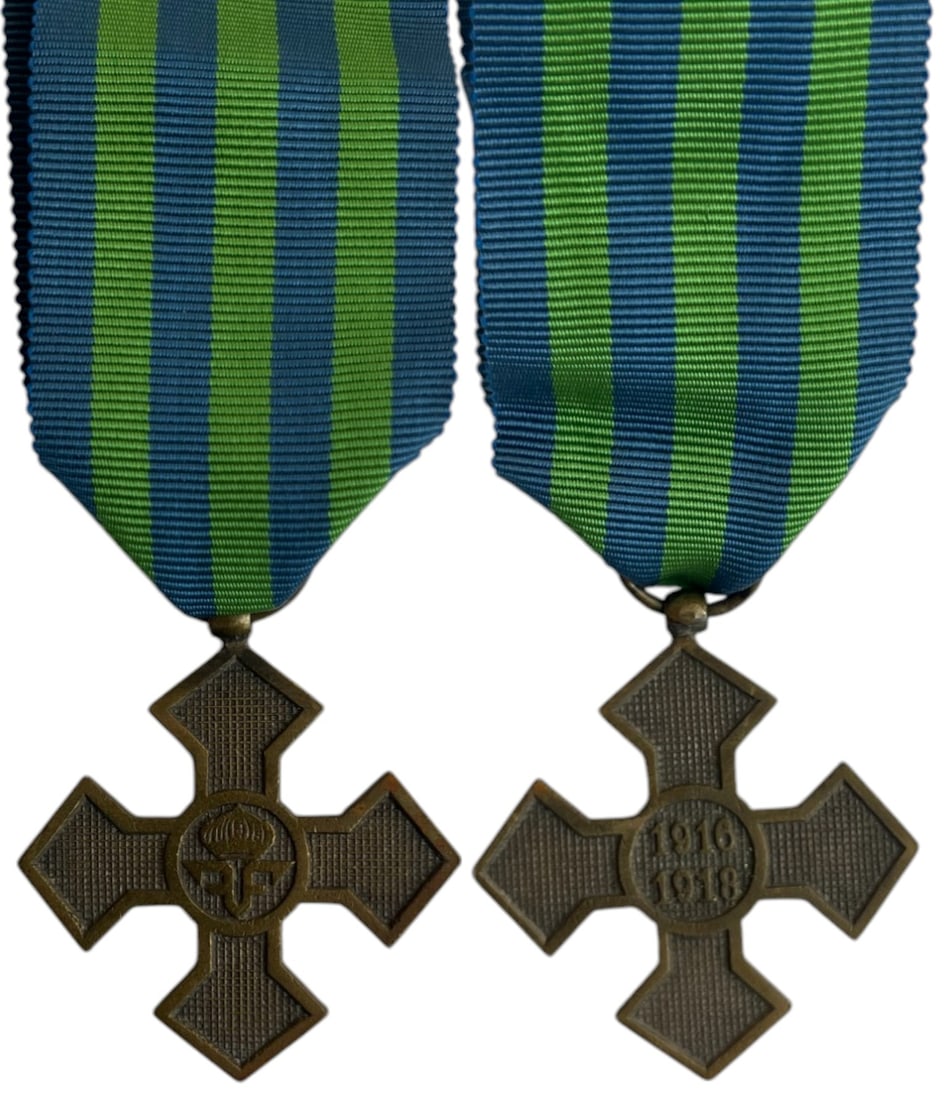The "Commemorative Cross of the 1916-1918 War", 1918: Breast Badge, 43x39 mm, Bronze, original suspension ring and ribbon. I