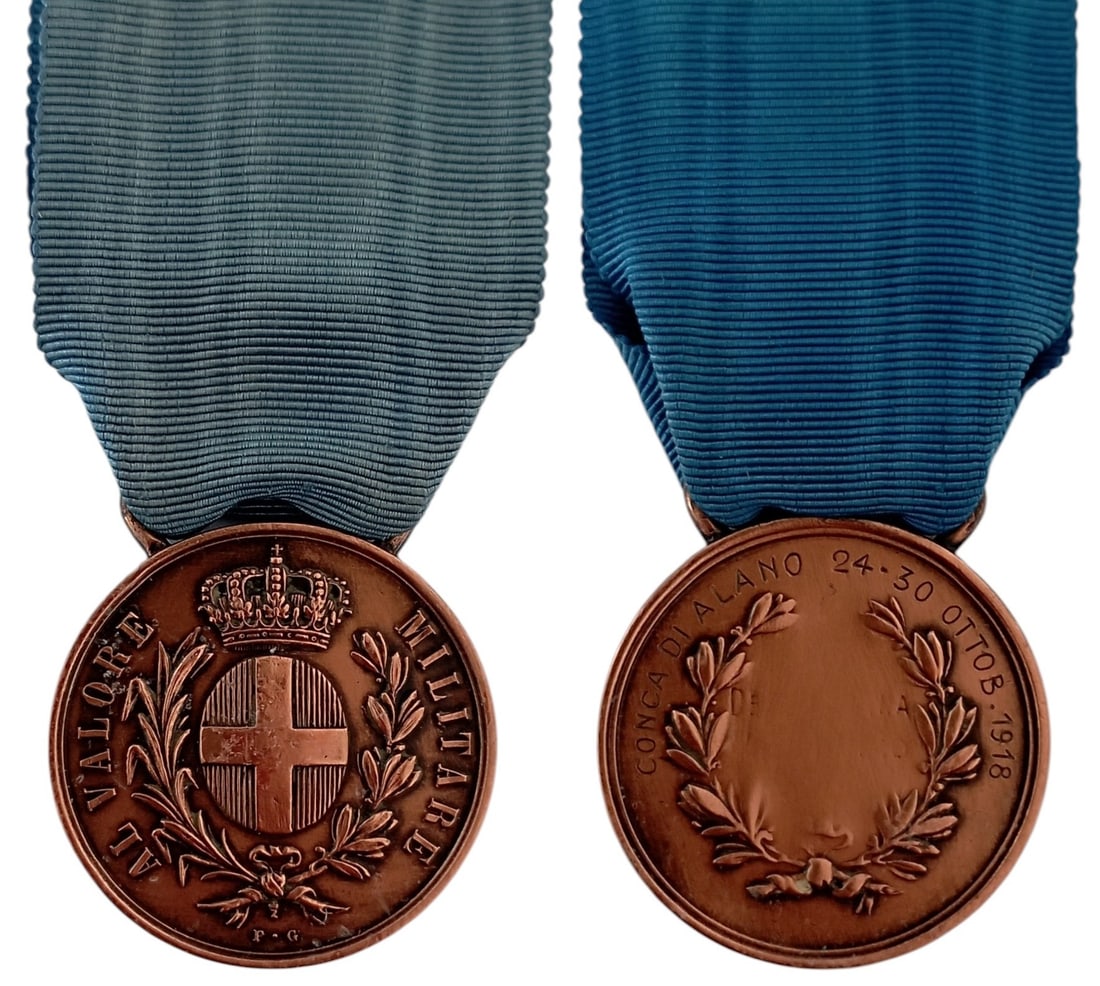 Medal for Military Valour, "AL VALORE MILITARE": Breast Badge, 33 mm, Copper, maker's mark "F.G.", original suspension ring and ribbon. Extremely fine! I