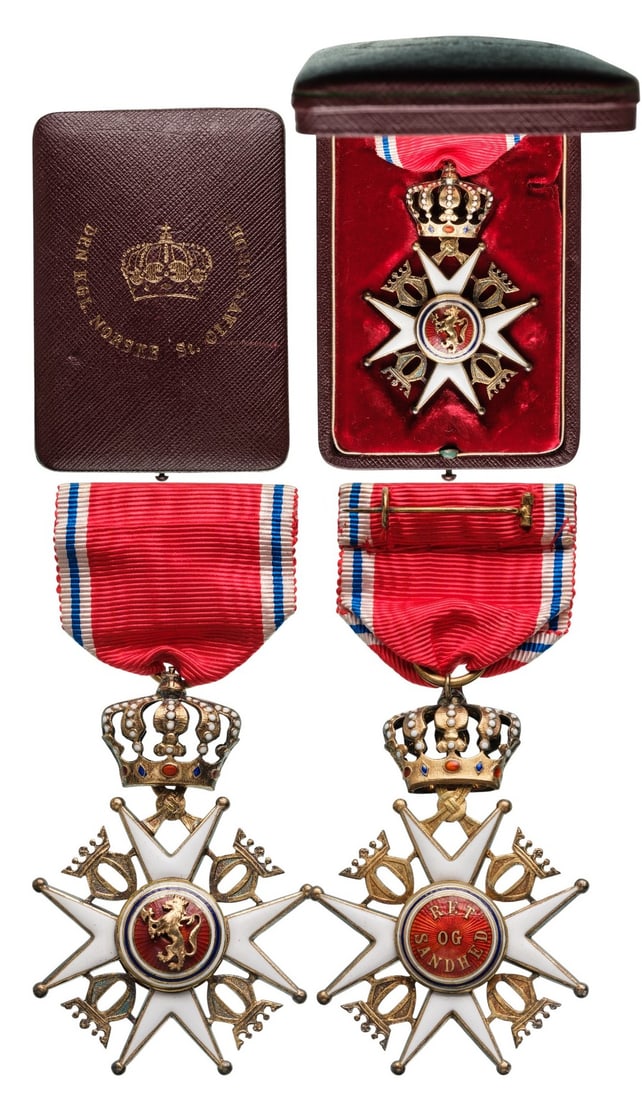 ORDER OF ST. OLAF: Knight's Cross, instituted in 1847. Breast Badge, 62x46 mm, gilt Silver, original suspension ring and ribbon, in case of Issue, by "Tostrup". A cross of high quality, in extremely fine condition! I