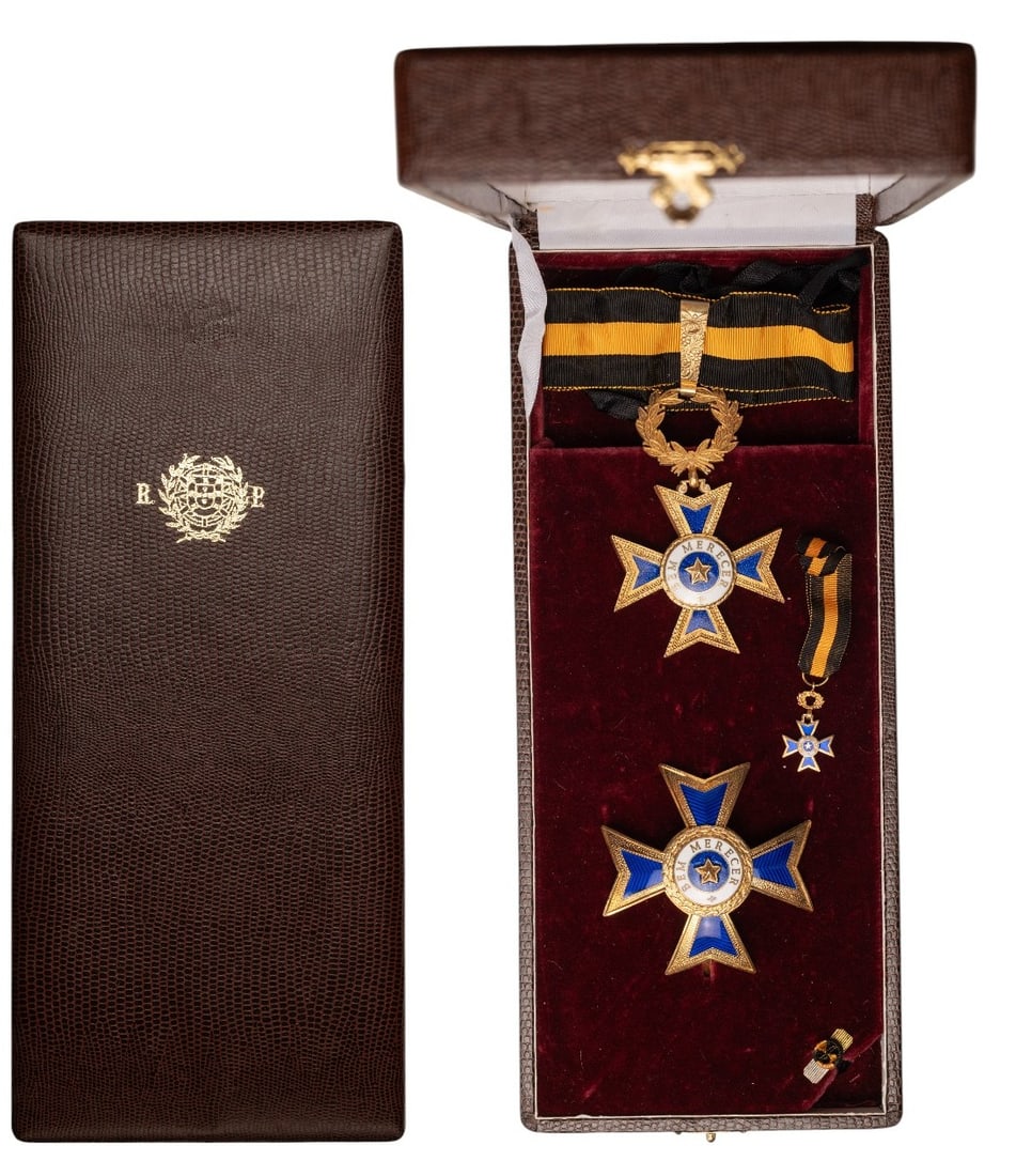 ORDER OF MERIT: Grand Officer's Set, instituted in 1927. Neck Badge, 81x51 mm, gilt Silver, central medallions gilt silver, enameled, original suspension wreath and loop, long ribbon. Breast Star, 66 mm, gilt Silver,