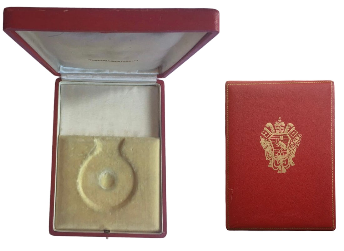 ORDER OF SAINT GREGORY: Commander's Cross Case of issue, 3rd Class, instituted in 1831. Case of issue by "Tanfani&Bertarelli - Roma", with gilt weapon on the lid.A superb case in mint condition! I