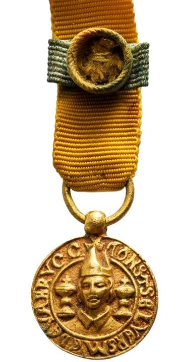 Unidentified Pope's Medal: Breast Badge, 15x12 mm., fire-gilt Bronze, original suspension ring and ribbon with rosette. A rare miniature, unknown, in extremely fine condition! I RR!"