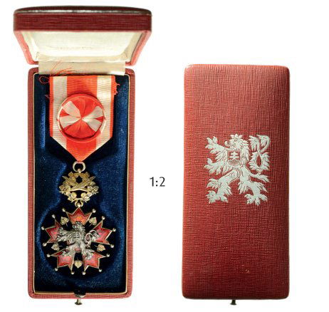 ORDER OF THE WHITE LION: Country: CZECHOSLOVAKIA Officer 's Cross, Civil, 1st Type. Breast Badge, silver gilt, hallmarked "900", maker 's mark "KK", enameled, original ribbon with rosette, in original case of issue. A very ni