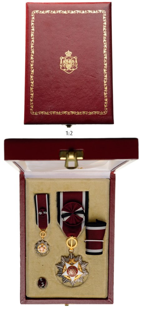 ORDER OF INDEPENDENCE: Country: JORDAN Officer 's Cross, 4th Class. Breast Badge, silver gilt, 42 mm, one side enameled, central medallion silver gilt, enameled, original suspension ring and ribbon with rosette, in original