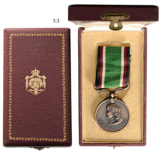 Hussein Abd Allah Service Medal: Country: JORDAN Hussein Abd Allah Service Medal. Breast Badge, bronze, 40 mm, original suspension device and ribbon, in case of issue by "Arthus Bertrand, France", with weapon on the lid. I 680 SEK (8