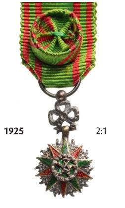 ORDER OF THE NICHAM IFTIKHAR: Country: TUNISIA Officer 's Badge. Breast Badge, silver, enameled, diamond cut rays, ornamented suspension device, original ribbon with rosette. Superb quality! I 680 SEK (80 €)