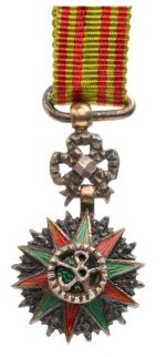 ORDER OF THE NICHAM IFTIKHAR: Country: TUNISIA Officer 's Badge. Breast Badge, silver, enameled, diamond cut rays, ornamented suspension device, original ribbon. Very small miniature of high quality! I 680 SEK (80 €)