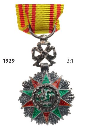 ORDER OF THE NICHAM IFTIKHAR: Country: TUNISIA Officer 's Badge. Breast Badge, silver, 11 mm, diamond cut rays, enameled, ornamented suspension device, original ribbon. A large miniature, very attractive! I 595 SEK (70 €)