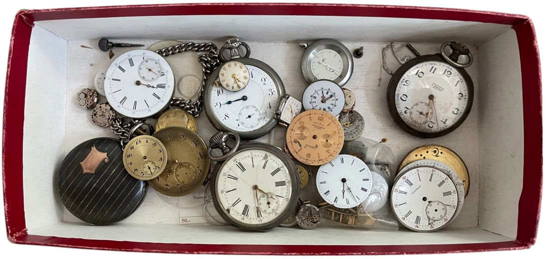 Lot of 31 Watch Movements and Pocket Watches: Lot of 31 watch movements, parts and pocket watches of various sizes and brands (Longines. Omega etc). Fair to good condition. Sold as is