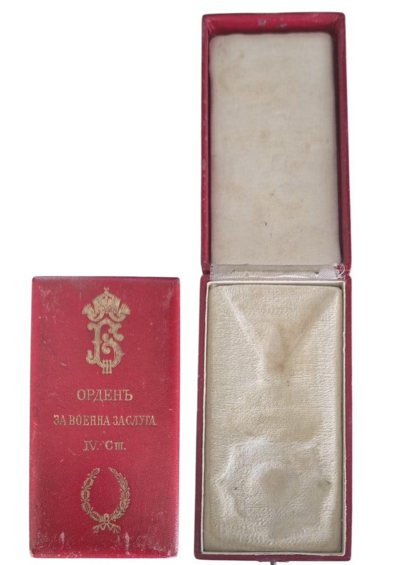 Order for Military Merit: Officer's Cross with Crown and War Decoration, 4th Class, 1st Model, 1900 - 1933, Box. Original case of Issue, with gilt weapon of Tsar Boris III and inscription on the lid. A splendid badge of best q