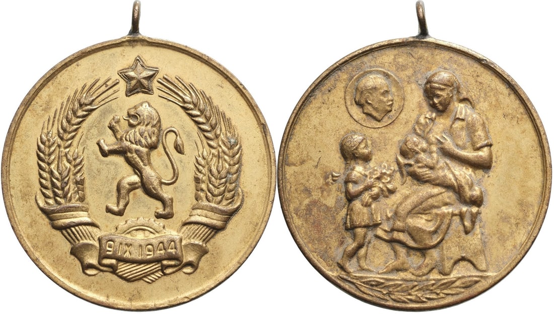 Maternity 1st Class Medal, 1st emission: Breast Badge, 38x33 mm., gilt Bronze, original suspension ring. II