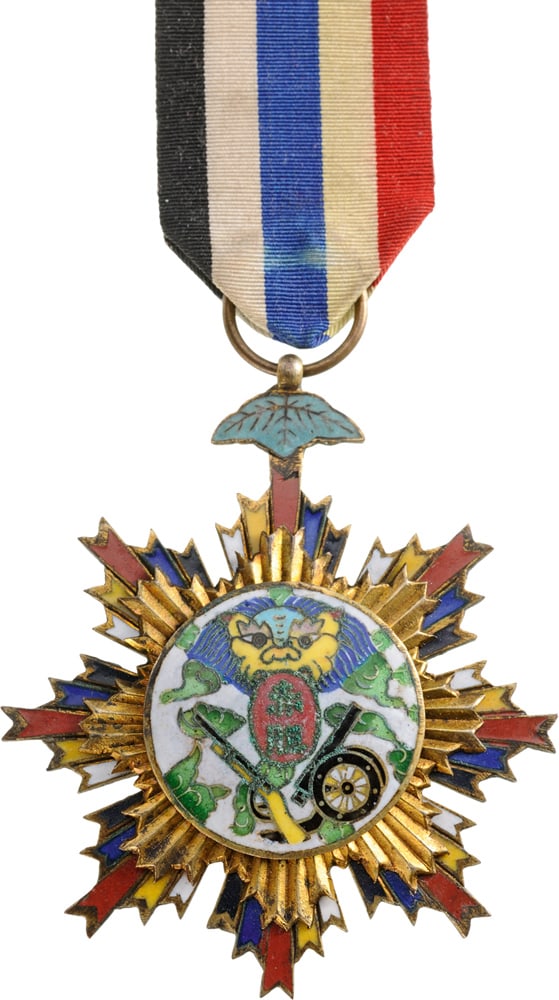 Military Order of the Extreme Courage: Medal of the Order: 8 pointed star, with longer beams with the colors of the Republic, superimposed with a smaller star with golden beams, bearing the polychrome enameled centre medallion, with mythol