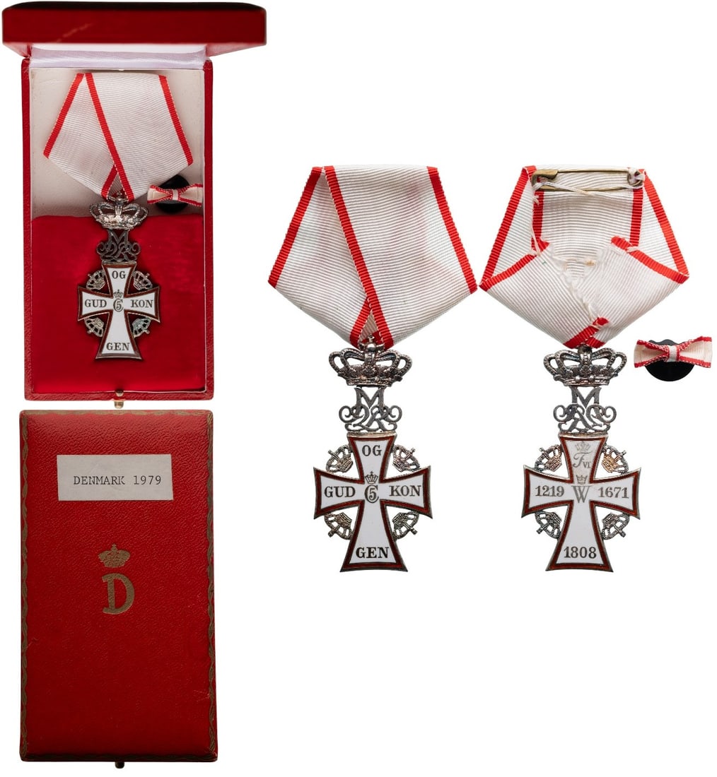 Order of Dannebrog, Margrethe II (1940-2024): Knight's Cross, instituted in 1671. Breast Badge, 60x29 mm., Silver, both-sides enameled, original suspension ring and ribbon, in case of issue by "A. Michelsen - Kobenhavn", with lapel hole rosette.