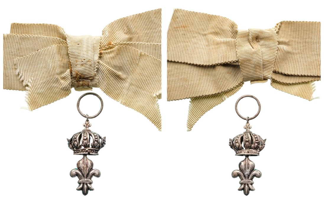 Lys Order, 1814, 2nd Type: Breast Badge, 35x18 mm., Silver, original suspension crown, ring and ribbon with large bow. A beautiful medal, in extremely fine condition! I- R!
