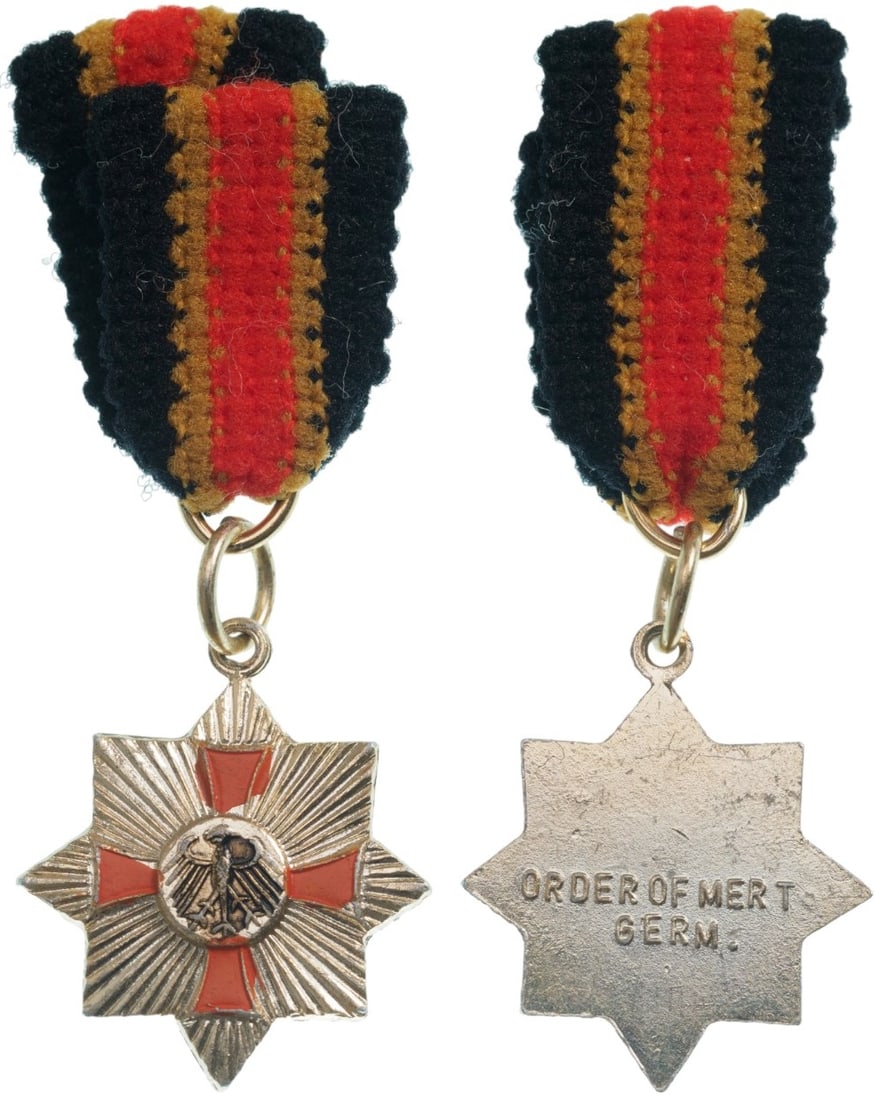 ORDER OF MERIT OF THE FEDERAL REPUBLIC: Grand Cross Star Miniature. Breast Badge, 20x24 mm, gilt and silvered Copper, one side partially enameled, original suspension ring and ribbon. II R!