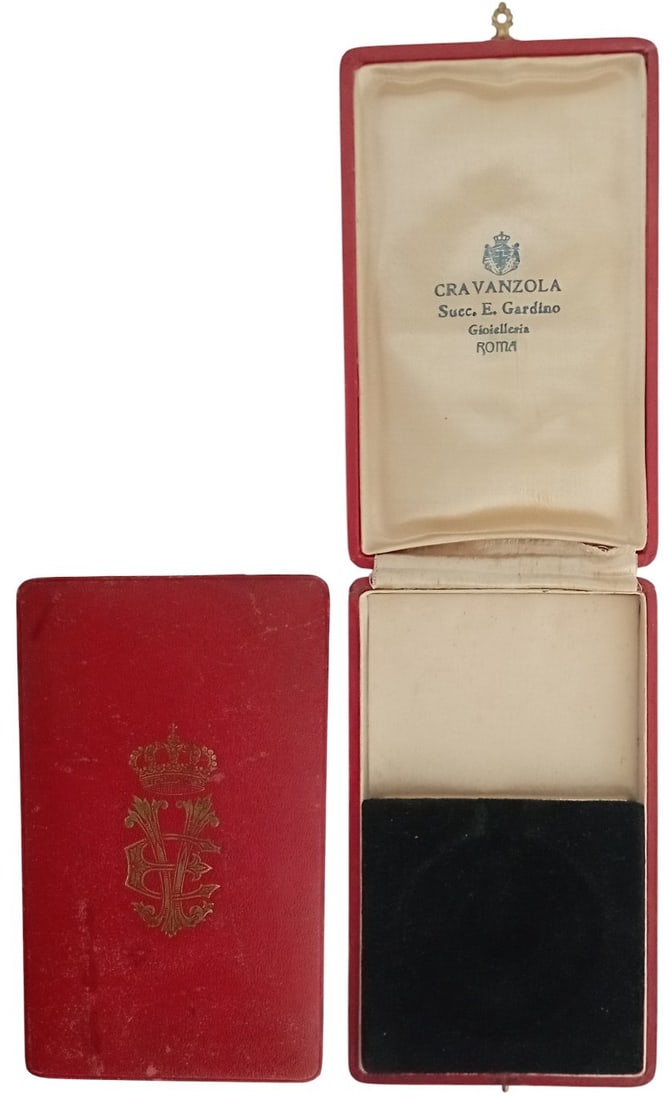 ORDER OF THE CROWN OF ITALY: Commander's Cross, 3rd Class, instituted in 1861. Original Case of issue, with gilt monogram on the lid. A case, in extremely fine condition! I