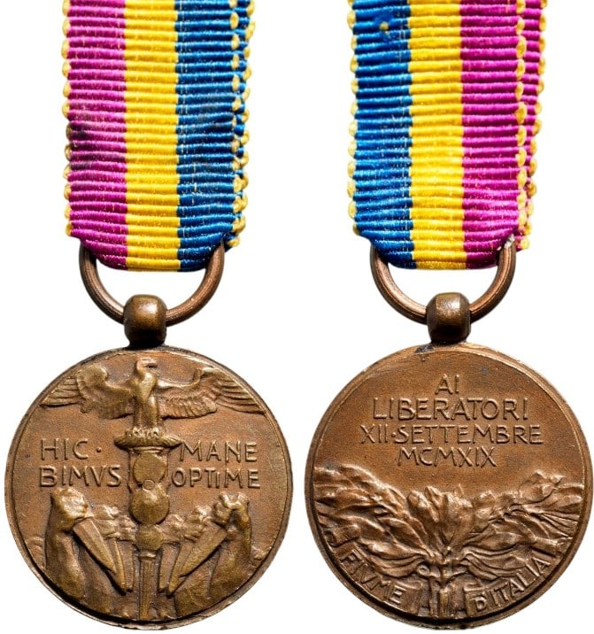 Commemorative Medal of the Fiume Expedition, 1919: Breast Badge, 20x18 mm., Bronze, original suspension ring and ribbon. A rare miniature, in mint condition! I R!