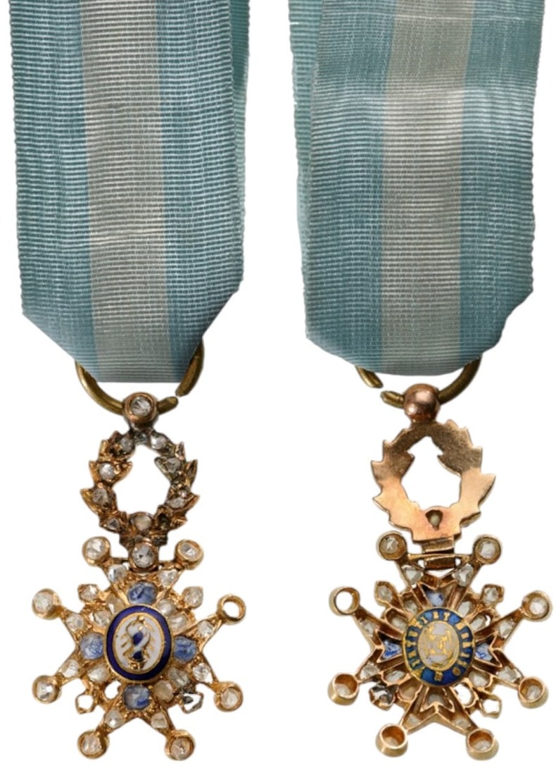 ORDER OF CHARLES III: Jewelled Miniature, 21x12 mm. with 39 diamonds for a total of 0,18 ct. and 4 sapphires for a total of 0,05 ct., GOLD, completely set with tiny brilliants and pale-blue stones, obverse and reverse cent
