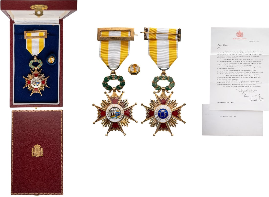 ORDER OF ISABELLA THE CATHOLIC: Knight's Cross, 5th Class, instituted in 1815. Breast Badge, 64x44 mm., gilt Silver, both-sides enameled, original suspension wreath and ribbon with gilt bar, in case of issue by "Cejalvo - Madrid" wi