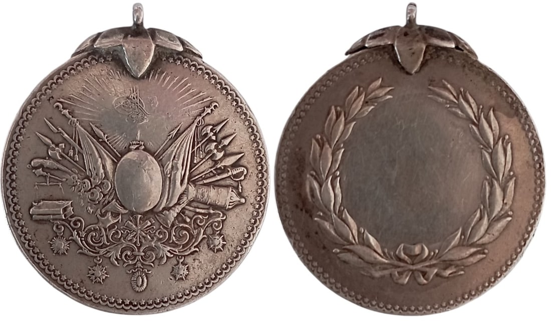 Iftikhar Sanayi Medal, Sultan Abdulhamid II: Breast Badge, 36x32 mm, Silver, original suspension ring. Very fine condition! II.