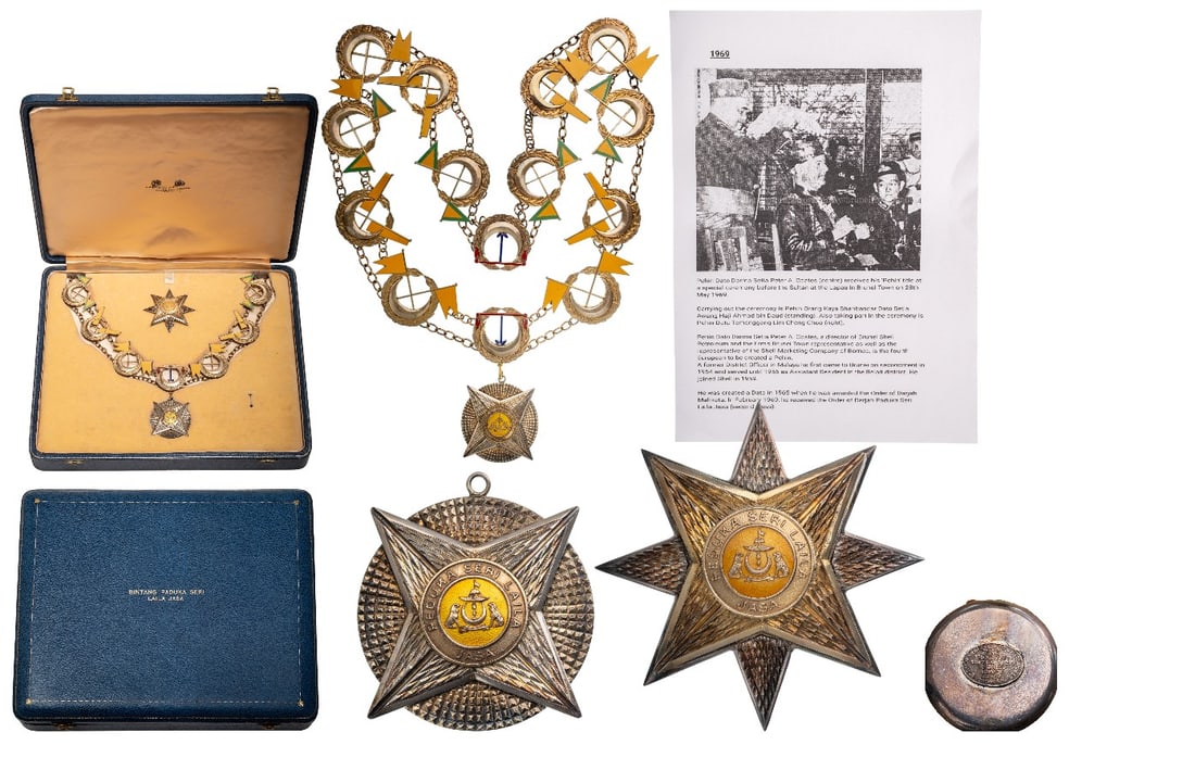 The Most Distinguished Order of Merit (Darjah Paduka Sri Laila Jasa Yang Amat Berjasa): A complete set of First Class: gilt-silver collar, 12 links composed by crossed, orange-yellow and orange-yellow/green banners and standards resting on crescents, within laurel wreaths; the centre and