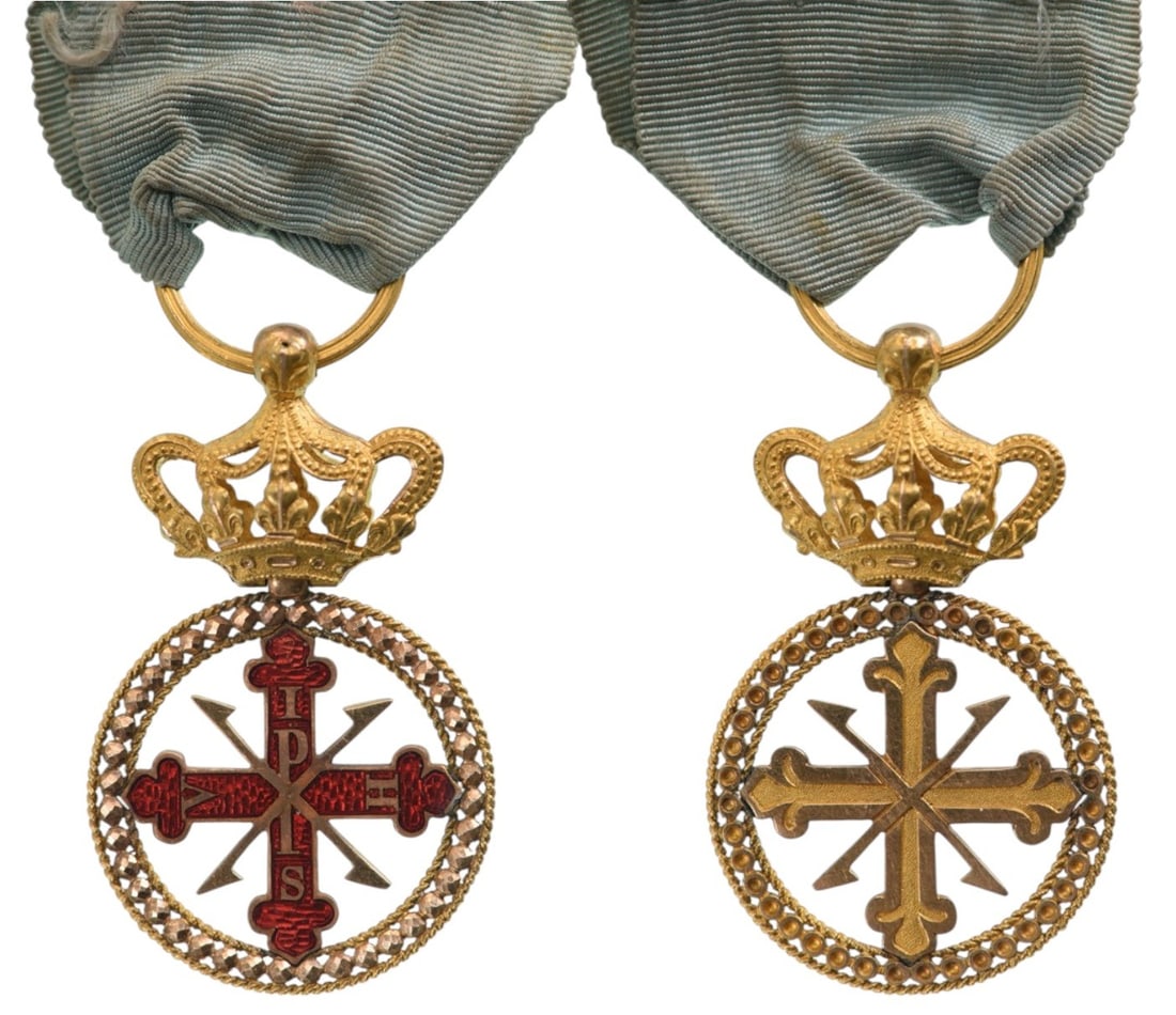 Constantinian Order of St. George: A Badge for Officials of the Order in Gold; the obverse as a red enameled cross of the Order with gold lettering, within round border of “diamond-cut” chiseled pattern with inner and outer, th