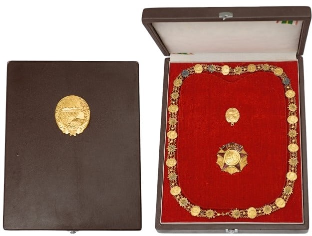 Military Order of Freedom and Independence: A 1st Class Collar Set of the 2nd type, as awarded to foreign, high-ranking military dignitaries, belonged to Armeegeneral Heinz Kessler, former Minister of Defense of the German Democratic Republic: