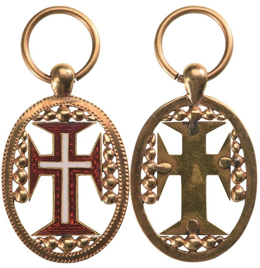 Military Order of Christ: An early Order’s badge of reduced size in Gold as an oval, openwork medallion with finely chiseled details, enclosing the Order’s cross, its obverse with red and white enamels, the arms, ending wi